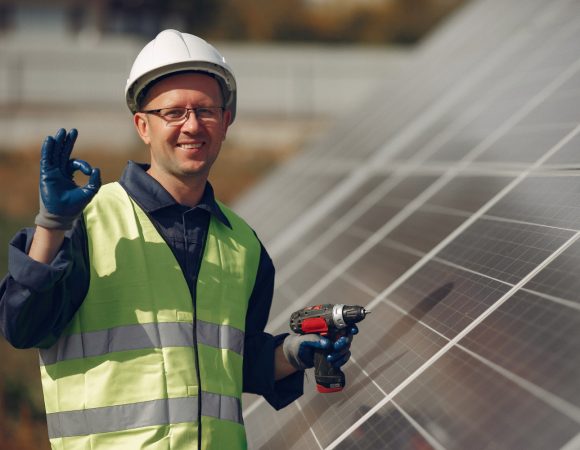 homem-com-capacete-branco-perto-de-um-painel-solar (1)